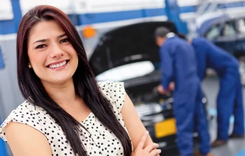 usmiechnieta osoba w serwisie